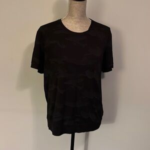 Patobatoon woman’s black and gray size XL camo printed super soft shirt.